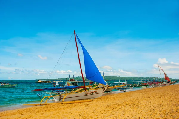 Bateaux amarrés sur la plage de sable, île de Boracay, Philippines — Photo
