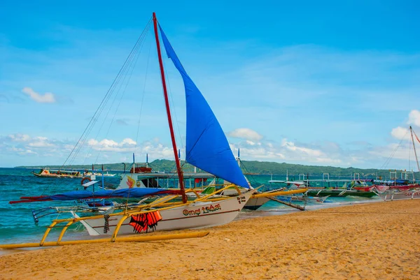 Лодки пришвартованы на песчаном пляже, остров Боракай, Филиппины — стоковое фото