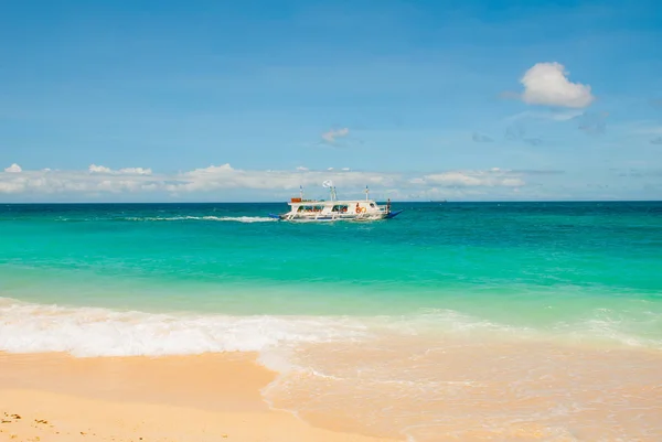 船停靠在沙滩上，长滩岛，菲律宾 — 图库照片