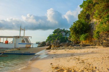 Peyzaj: uçurum ve tekneler denize sıfır. Boracay Adası. Filipinler.