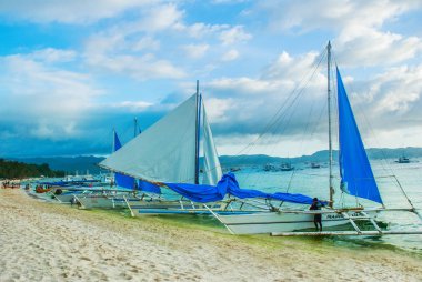 Yelkenli tekne bir arka planda bulutlar, Boracay, Filipinler
