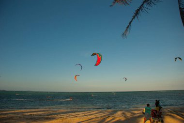 Nerede insanlar kitesurfing paten plaj. Boracay, Filipinler.