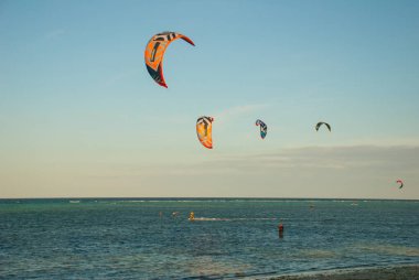 Kitesurfing. Küçük bir ada ve deniz akşam manzara. Boracay, Filipinler.