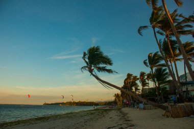 Nerede insanlar kitesurfing paten plaj. Boracay, Filipinler.