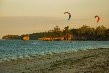 Kitesurfing. Küçük bir ada ve deniz akşam manzara. Boracay, Filipinler.