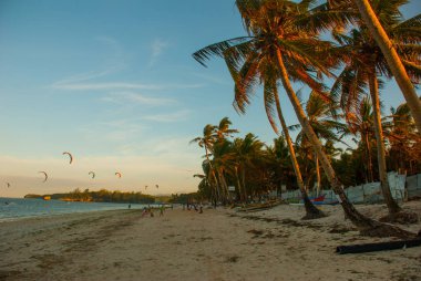 Kitesurfing. Küçük bir ada ve deniz akşam manzara. Boracay, Filipinler.