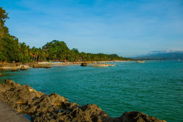 Пейзаж: скалы и море с лодками. Остров Боракай. Филиппины . — стоковое фото