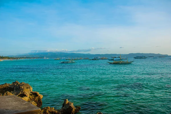 Bellissimo paesaggio mare e barche. Boracay, Filippine . — Foto Stock