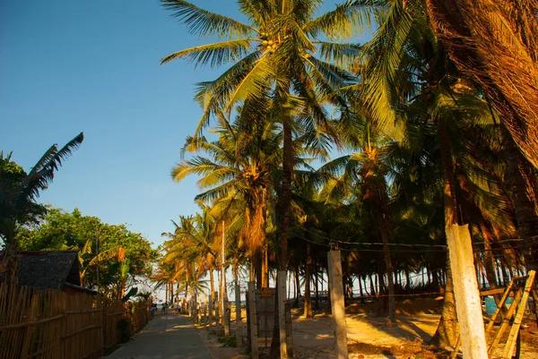 Distrito local com casas e vida de pessoas. A estrada que conduz ao mar, passando pelas palmeiras. Boracay, Filipinas — Fotografia de Stock