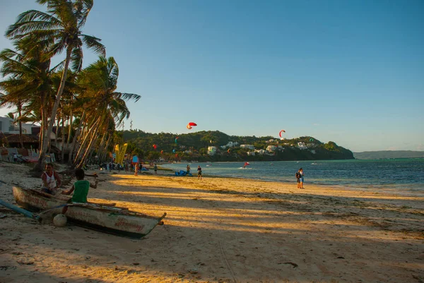 La spiaggia dove la gente pattina kitesurf. Boracay, Filippine . — Foto Stock