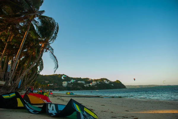 Nerede insanlar kitesurfing paten plaj. Boracay, Filipinler.