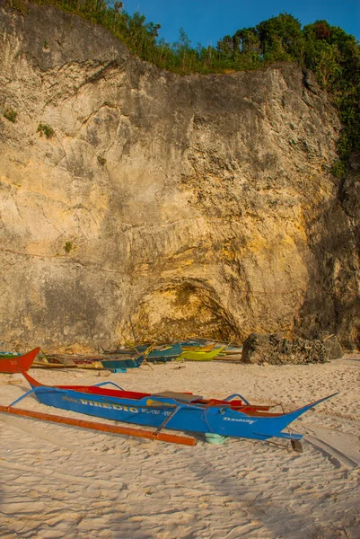 Båt på stranden mot klipporna. Boracay, Filippinerna — Stockfoto