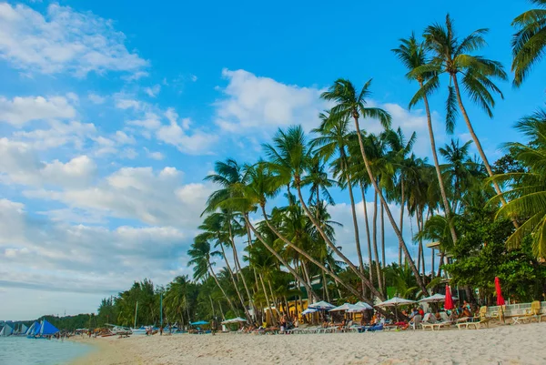 Beyaz sahilde güzel palmiye ağaçları. Boracay Adası, Filipinler