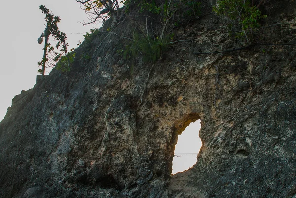 Uma rocha enorme com um buraco. Boracay, Filipinas — Fotografia de Stock