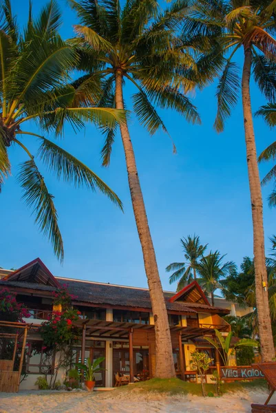 ヤシの木やビーチでの住宅。ボラカイ島、フィリピン — ストック写真