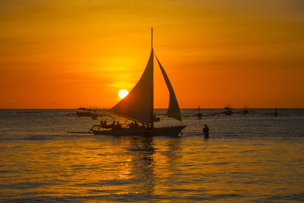 Teknelerden tropikal ülkede, bulutlar ile dramatik turuncu deniz günbatımı. Filipinler, Boracay