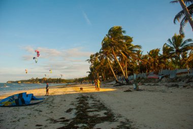 Nerede insanlar kitesurfing paten plaj. Boracay, Filipinler.
