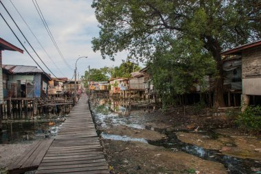 Evler stilts üzerinde. Bir Kota Kinabalu, Sabah, Malezya.
