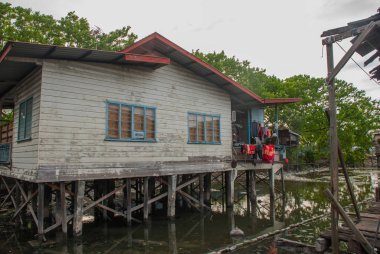 Evler stilts üzerinde. Bir Kota Kinabalu, Sabah, Malezya.