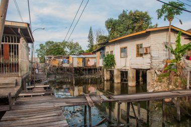 Evler stilts üzerinde. Bir Kota Kinabalu, Sabah, Malezya.