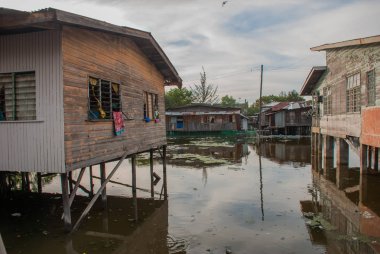 Evler stilts üzerinde. Bir Kota Kinabalu, Sabah, Malezya.