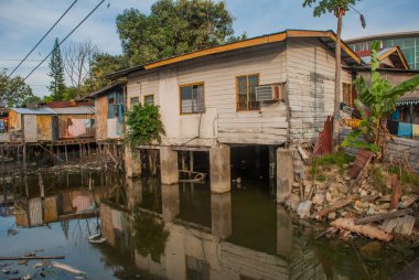 Evler stilts üzerinde. Bir Kota Kinabalu, Sabah, Malezya.