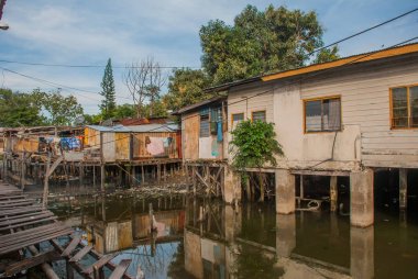 Evler stilts üzerinde. Bir Kota Kinabalu, Sabah, Malezya.