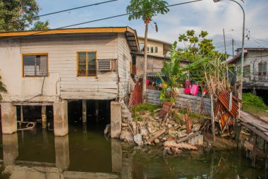 Evler stilts üzerinde. Bir Kota Kinabalu, Sabah, Malezya.