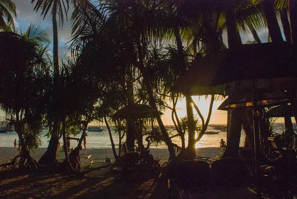 Bellissimo paesaggio tropicale con palme al tramonto. Boracay, Filippine — Foto Stock