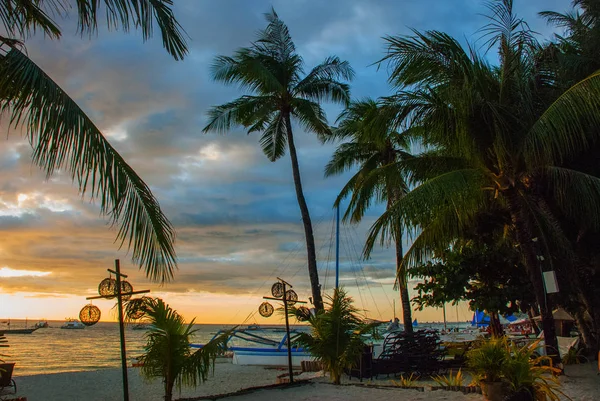 Bellissimo paesaggio tropicale con palme la sera. Boracay, Filippine — Foto Stock