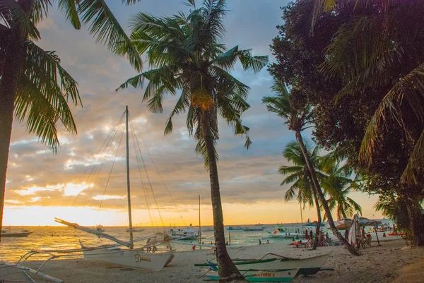 Bellissimo paesaggio tropicale con palme la sera. Boracay, Filippine — Foto Stock