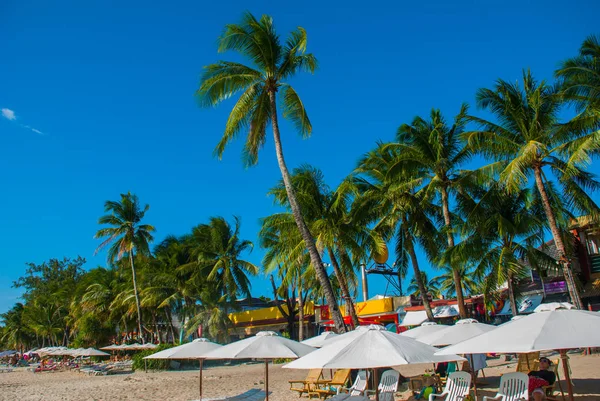 Beyaz sahilde güzel palmiye ağaçları. Boracay Adası, Filipinler — Stok fotoğraf