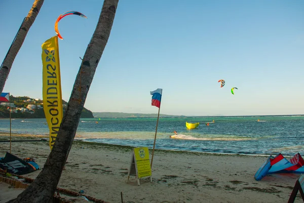 Nerede insanlar kitesurfing paten plaj. Boracay, Filipinler.