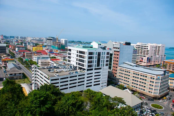 La vue depuis le haut des gratte-ciel. Kota Kinabalu, Sabah, Malaisie . — Photo