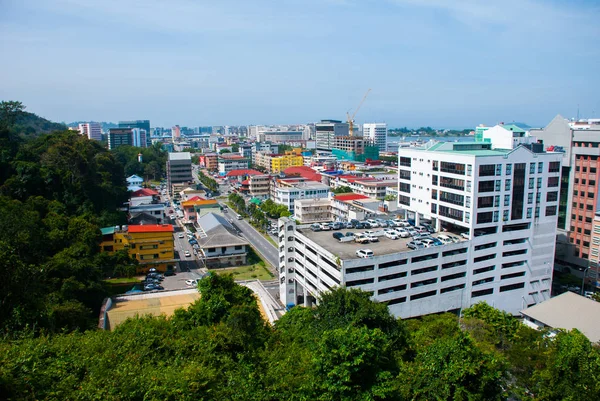 Die Aussicht von der Spitze der Wolkenkratzer. kota kinabalu, sabah, malaysien. — Stockfoto