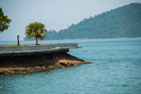 La vue sur l'île depuis le front de mer. Kota Kinabalu, Sabah, Malaisie . — Photo