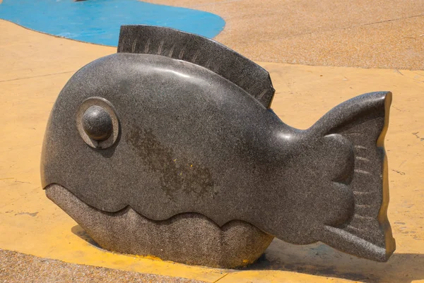 Balık Rıhtımlar üzerinde heykel. Kota Kinabalu Sabah Malezya