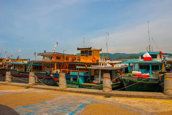 在中央港口的船只。马来西亚沙巴亚庇. — 图库照片