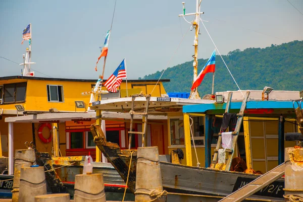 Merkez Limanda gemiler. Bir Kota Kinabalu, Sabah, Malezya.