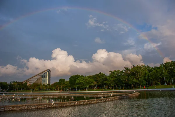 Hermoso enorme arco iris en el parque apagado la fuente. Malasia. Kota Kinabalu —  Fotos de Stock