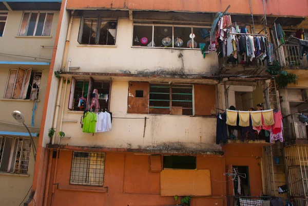Renkli elbise kurutma balkonda. Fakir ve yoksul bölgesi. Bir Kota Kinabalu, Sabah, Malezya.