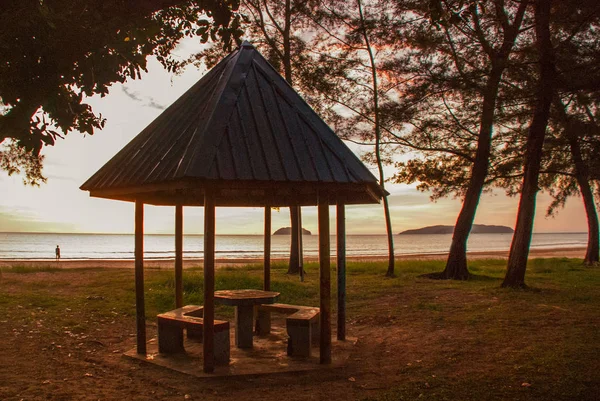 Silhouette d'un belvédère dans le parc sur le fond de la mer dans la soirée. La Malaisie. Kota Kinabalu — Photo