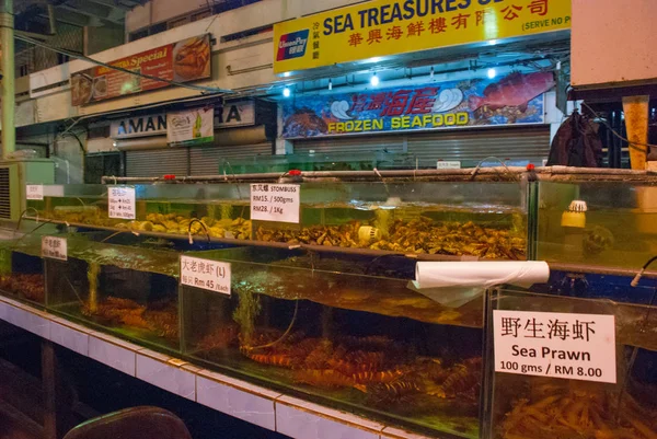 Zeevruchten op ijs op de vismarkt. Verscheidenheid aan gegrilde zeevruchten in Kota Kinabalu markt. — Stockfoto