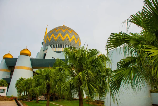 Masjid Negeri Sabah a mesquita estatal de Sabah, Malásia. Kota Kinabalu — Fotografia de Stock