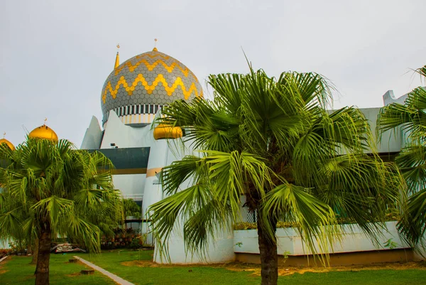 Мечеть Негери Сабах, мечеть штата Сабах, Малайзия. Кота-Кинабалу — стоковое фото