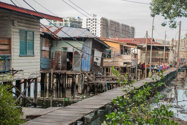 Evler stilts üzerinde. Bir Kota Kinabalu, Sabah, Malezya.