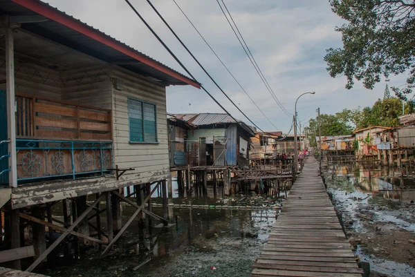 Evler stilts üzerinde. Bir Kota Kinabalu, Sabah, Malezya.