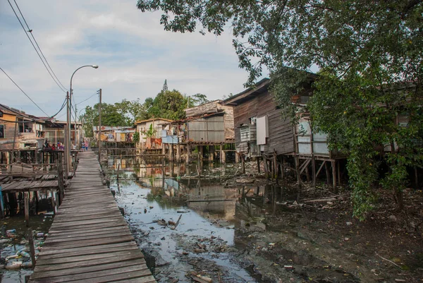 Casas com palafitas. Kota Kinabalu, Sabah, Malásia . — Fotografia de Stock
