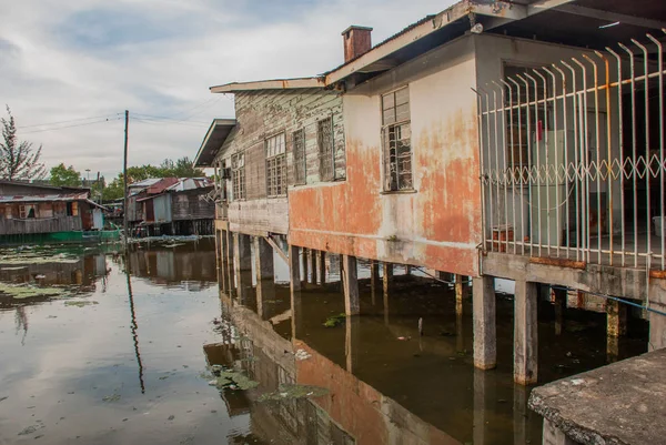 Casas com palafitas. Kota Kinabalu, Sabah, Malásia . — Fotografia de Stock