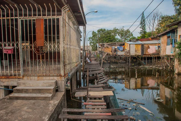 Evler stilts üzerinde. Bir Kota Kinabalu, Sabah, Malezya.